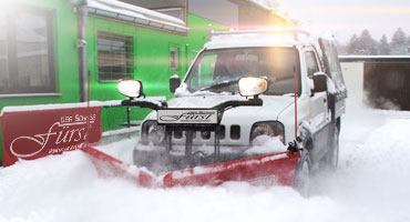 Suzuki Jimny mit THE BOSS 200cm V-Pflug in Aktion beim Schneeräumen Suzuki Jimny mit THE BOSS 200cm V-Pflug in Aktion beim Schneeräumen
