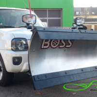 SUZUKI Jimny und THE BOSS HTX Schneeschild aus Edelstahl SUZUKI Jimny und THE BOSS HTX Schneeschild aus Edelstahl