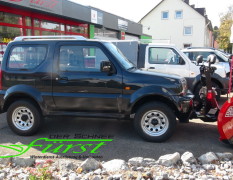 Suzuki Jimny mit TGS600 Heckanbaustreuer und V-Pflug von THE BOSS