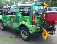 Suzuki Jimny Limousine mit THE BOSS TGS600 Heckanbaustreuer inklusive Schaufel- und Besenhalterungen plus LED-Arbeitscheinwerfer