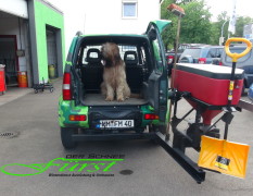 schwenkbarer THE BOSS TGS600 Heckanbaustreuer für leichten Zugang zum Laderaum
