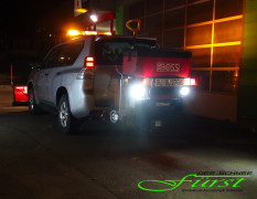 Toyota Landcruiser mit schwenkbarem THE BOSS TGS800 224Liter Heckanbaustreuer und LED-Arbeitsscheinwerfern
