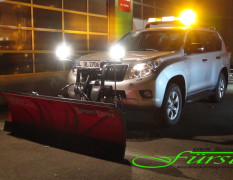 Toyota Landcruiser mit THE BOSS SportDuty 215cm, TGS800 224Liter Heckanbaustreuer und LED-/Halogen-Balkenleuchte