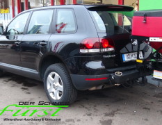 VW Touareg mit schwenkbarem THE BOSS TGS600 Heckanbaustreuer und SportDuty Schneeschild 215cm