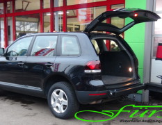 VW Touareg mit schwenkbarem THE BOSS TGS600 Heckanbaustreuer