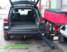VW Touareg mit schwenkbarem THE BOSS TGS600 Heckanbaustreuer