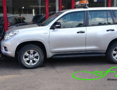 Toyota Landcruiser mit THE BOSS SportDuty 215cm, TGS800 224Liter Heckanbaustreuer und LED-/Halogen-Balkenleuchte