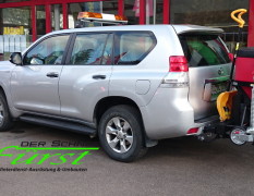 Toyota Landcruiser mit THE BOSS SportDuty 215cm, TGS800 224Liter Heckanbaustreuer und LED-/Halogen-Balkenleuchte