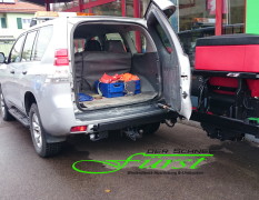 Toyota Landcruiser mit schwenkbarem THE BOSS TGS800 224Liter Heckanbaustreuer und LED-Arbeitsscheinwerfer