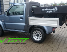 Suzuki Jimny PickUp mit Buyers SaltDogg Aufbaustreuer bei TÜV-Abnahme der Pflugaufnahme