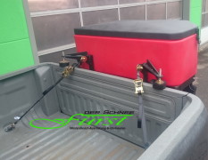 Salzstreuer THE BOSS TGS1100 mit 308 Liter Volumen an VW Amarok Pritsche