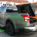 Fiat Fullback mit THE BOSS HTX 230cm V-Pflug und LEHNER Polaro L Aufbaustreuer