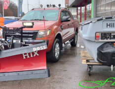 Ford Ranger mit THE BOSS HTX V-Pflug und HILLTIP IceStriker Aufbaustreuer