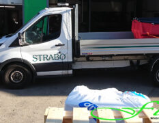 Ford Transit Einzelkabine mit Pritschenaufbau mit THE BOSS HTX 230cm V-Pflug und HILLTIP IceStriker 550 Aufbaustreuer als Winterdienstausstattung