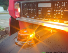 HILLTIP IceStriker550 Aufbaustreuer mit LED-Warnleuchte am Heck