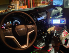THE BOSS Schneepflug und HILLTIP Aufbaustreuer Bedienteile sowie Rückfahrkamera-Display im ISUZU D-Max