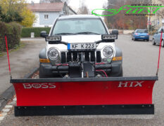 Jeep Cherokee als Winterdienstfahrzeug mit THE BOSS HTX Schneeschild