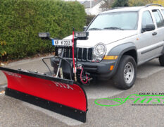 Jeep Cherokee als Winterdienstfahrzeug mit THE BOSS HTX Schneeschild