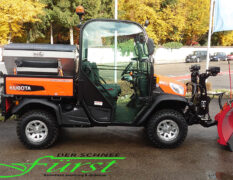 Kubota RTV X1100 mit THE BOSS 200cm V-Pflug und HILLTIP IceStriker 380 aus Edelstahl als WInterdienstausstattung