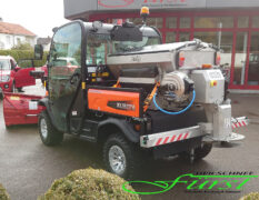 Kubota RTV X1100 mit HILLTIP IceStriker 380 aus Edelstahl mit Vorbefeuchterbaugruppe und Solesprühbalken