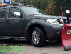 Nissan Navara D40 mit THE BOSS Schneepflug und HILLTIP Aufbaustreuer als Winterdienstausstattung