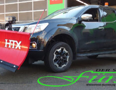 Nissan Navara mit THE BOSS HTX 230cm V-Pflug und LEHNER POLARO 170 Liter Heckanbaustreuer
