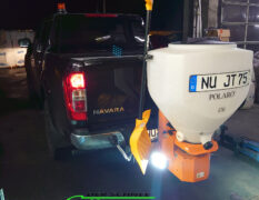 Nissan Navara mit LEHNER Polaro 170 Liter Heckanabstreuer