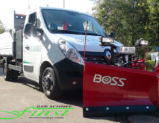Renault Master Einzelkabine Kipper mit THE BOSS V-Pflug und HILLTIP IceStriker Aufbaustreuer für den WInterdiensteinsatz