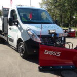 Renault Master mit V-Pflug für kommunalen Winterdiensteinsatz