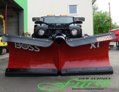 SUZUKI Jimny mit THE BOSS HTX 200cm V-Pflug und LEHNER POLARO 170 Liter Heckanbaustreuer