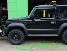 SUZUKI Jimny mit THE BOSS HTX 200cm V-Pflug und LEHNER POLARO 170 Liter Heckanbaustreuer