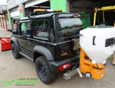 SUZUKI Jimny mit THE BOSS HTX 200cm V-Pflug und LEHNER POLARO 170 Liter Heckanbaustreuer mit Edelstahl-Schwenkkonsole