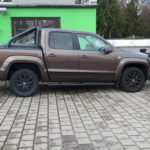 VW Amarok mit THE BOSS HTX215cm Edelstahl-Schneeschild und LEHNER Polaro 170E Heckanbaustreuer