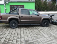 VW Amarok mit THE BOSS HTX215cm Edelstahl-Schneeschild und LEHNER Polaro 170E Heckanbaustreuer