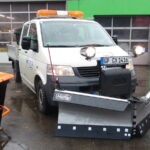 VW Transporter mit grauem 225cm SnowStriker Varioschild für den Winterdiensteinsatz
