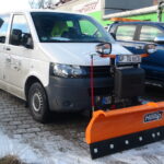 VW Transporter mit orangen 210cm SnowStriker geradem Schneeschild für den Winterdiensteinsatz