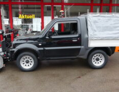 Suzuki Jimny mit HILLTIP SnowStriker VP und LEHNER Heckanbaustreuer