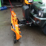HILLTIP SnowStriker gerades Schneeschild an SUZUKI Jimny