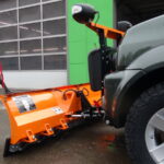 Orangener HILLTIP SnowStriker SP 185cm an SUZUKI Jimny