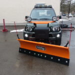 Orangener HILLTIP SnowStriker SP 185cm an SUZUKI Jimny