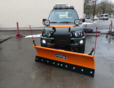Orangener HILLTIP SnowStriker SP 185cm an SUZUKI Jimny