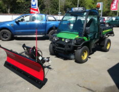 John Deere Gator mit 185cm UTV Schneeschild von THE BOSS als SUZUKI Jimny Alternative im Winterdienst