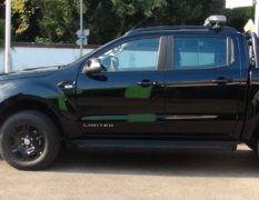 Ford Ranger Black Edition mit Schneepflug und Aufbaustreuer