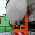 Befestigung des 170 Liter Heckanbaustreuer an Edelstahl-Vierkantaufnahme unabhängig von der Bordwand