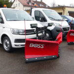 VW T6 Pritsche mit THE BOSS V-Pflug und HILLTIP IceStriker Aufbaustreuer