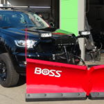 Ford Ranger Black Limited Edition mit leistungsfähigem V-Pflug und Aufbaustreuer mit GPS-Dosierung