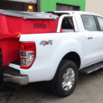 Ford Ranger Doppelkabine Limited in Weiß als Winterdienstfahrzeug mit dem HILLTIP IceStriker 550 Salzstreuer sowie dem THE BOSS 230cm V-Pflug