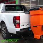 Ford Ranger Wildtrak mit HILLTIP IceStriker 200 Heckanbaustreuer mit GPS-Dosierung (im Automatik-Modus) mit LED-Arbeitsscheinwerfern und Vibrationsmotor