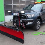 Ford Ranger mit 215cm geradem Schneeschild und LED-Warnbalken