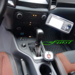 Innenraum Ford Ranger mit THE BOSS Steuerung mit DownPressure D-Force Funktion und HILLTIP Aufbaustreuer Bedienung